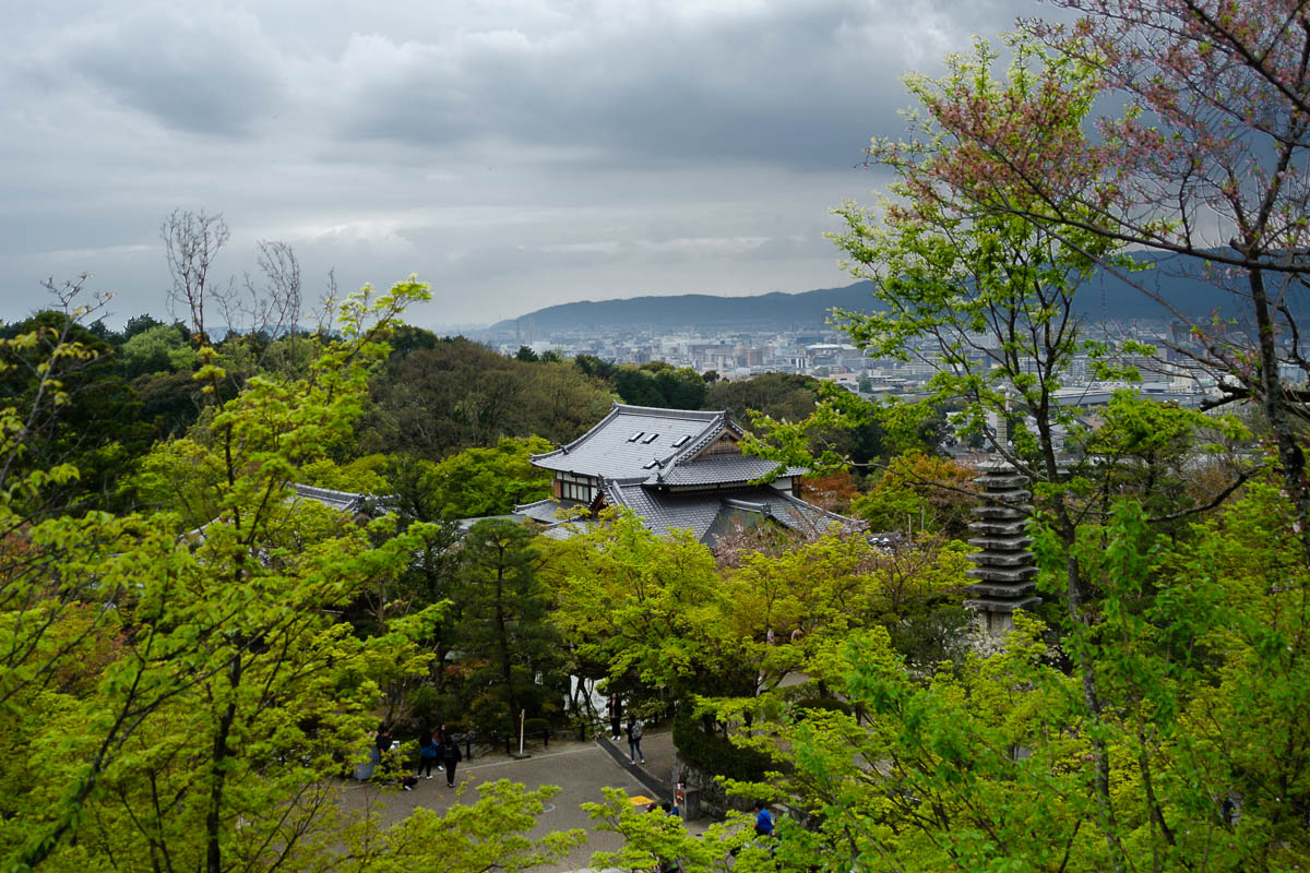 A picture of a Japanese house with the city of Kiyomizu-dera in Kyoto as a background.