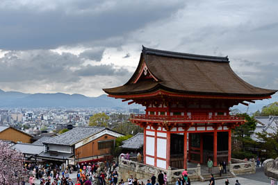 A picture of the Gate temple of a temple in the city of Kiyomizu-dera in Kyoto as a background.